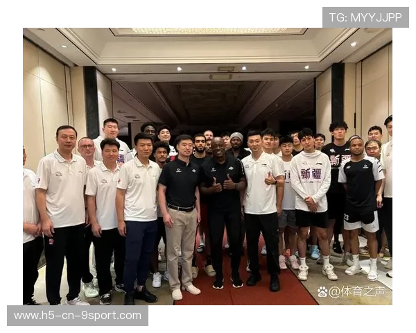 退役球员开设在线训练课程，受众群体广泛，退役球员踢球