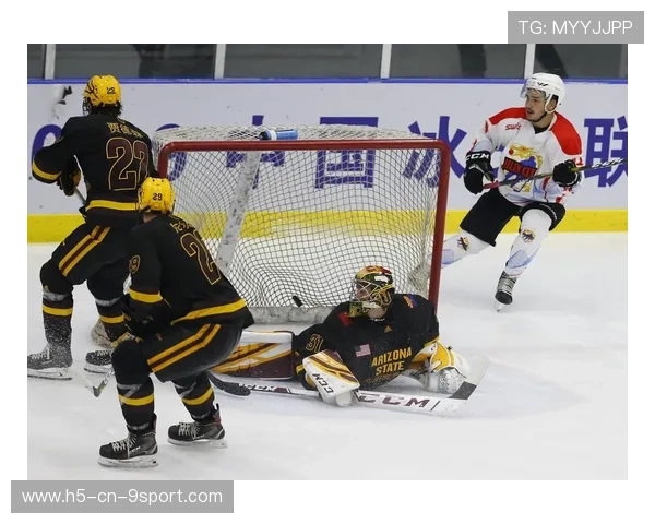 冰球年轻门将逆天扑救，成为球队定心丸